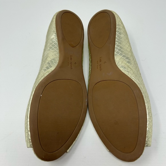 Kate Spade Sz 10 Metallic Gold Snakeskin Peep Toe Pearl Accent Flat Sandal Shoe - Picture 10 of 11